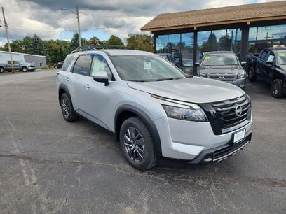 New 2025 Nissan Pathfinder SV w/ Black Appearance Package