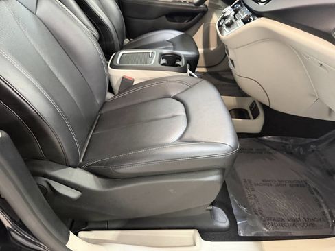 Used 2024 Chrysler Pacifica Touring-L FWD image 28