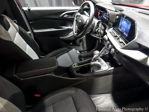 Used 2025 Chevrolet Trax LS w/ LS Convenience Package image 30