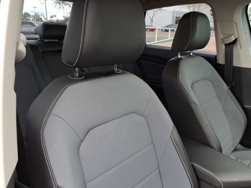 Certified 2025 Volkswagen Jetta SE w/ Sunroof Package image 12