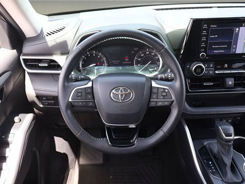 Used 2021 Toyota Highlander XLE FWD image 14
