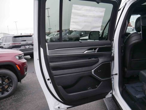 New 2025 Jeep Wagoneer L Series II w/ Convenience Group I image 11