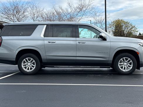 Used 2024 Chevrolet Suburban LT image 3