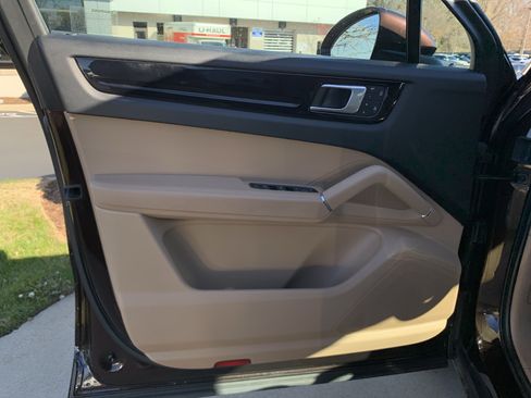 Used 2022 Porsche Cayenne Platinum Edition image 14