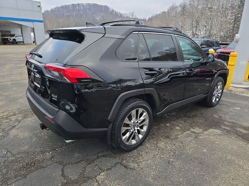 Used 2021 Toyota RAV4 XLE Premium image 5