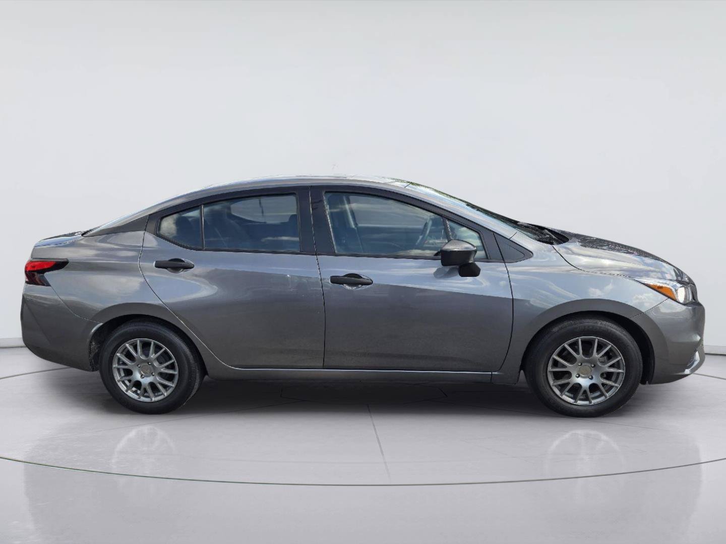 Used 2022 Nissan Versa S FWD image 4