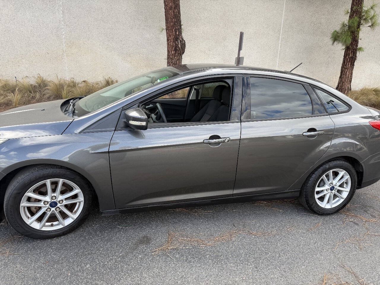 Used 2016 Ford Focus SE FWD image 2