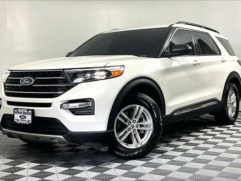 Used 2023 Ford Explorer XLT w/ Equipment Group 202A RWD image 2