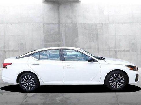 Used 2025 Nissan Altima 2.5 SV FWD image 5