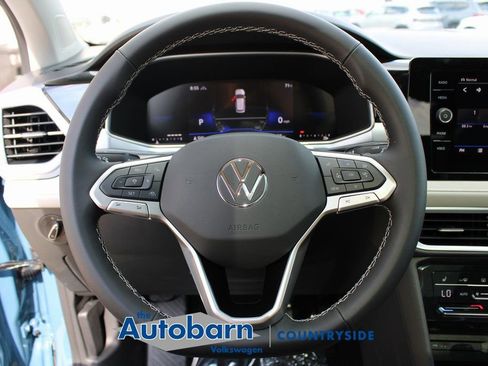 Certified 2025 Volkswagen Taos SE AWD/4WD image 11