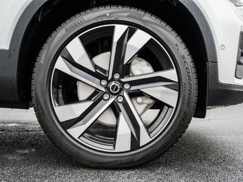 Certified 2025 Volvo XC40 B5 Ultra w/ Climate Package image 18