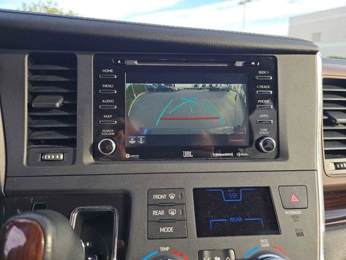 Used 2019 Toyota Sienna Limited image 28