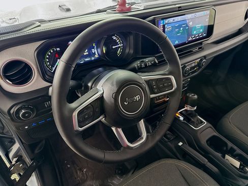 Used 2025 Jeep Wrangler Unlimited Sahara image 24