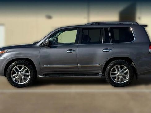 Used 2013 Lexus LX 570 4WD w/ Luxury Pkg w/Pre-crash image 5