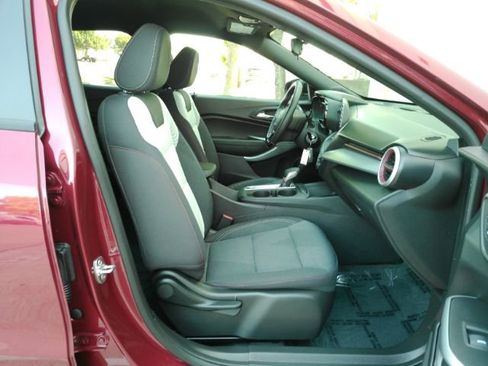Used 2025 Chevrolet Trax RS w/ Driver Confidence Package FWD image 18