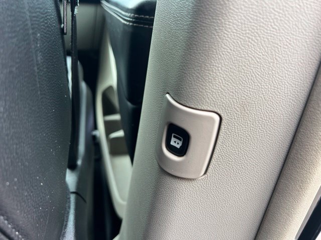 Used 2016 Chrysler Town & Country Touring-L w/ Driver Convenience Group FWD image 14