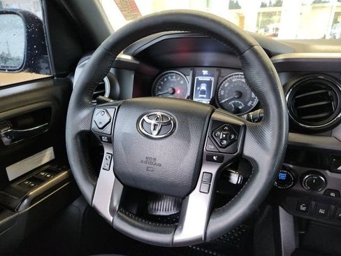 Used 2018 Toyota Tacoma TRD Off-Road w/ Technology Package AWD/4WD image 22
