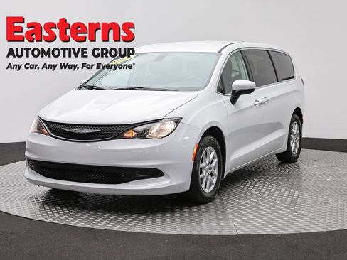 Used 2022 Chrysler Voyager LX FWD image 1