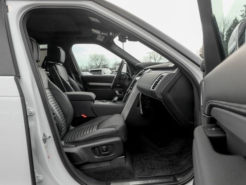 Used 2025 Land Rover Discovery Dynamic SE image 21