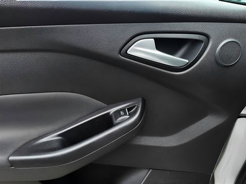 Used 2017 Ford Focus Titanium w/ Titanium Technology Package FWD image 19