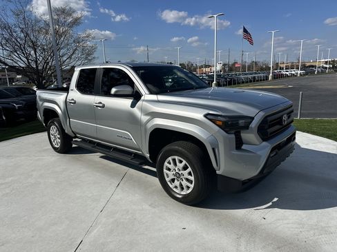 Used 2024 Toyota Tacoma SR5 w/ SR5 Upgrade Package image 16