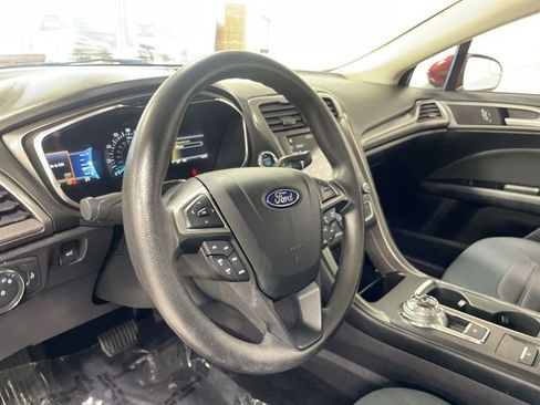 Used 2017 Ford Fusion SE w/ Fusion SE Technology Package image 14
