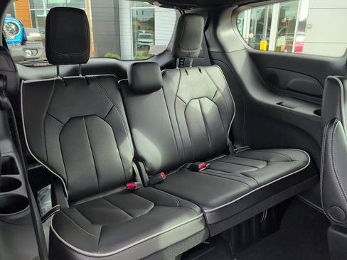 New 2026 Chrysler Pacifica Limited image 13