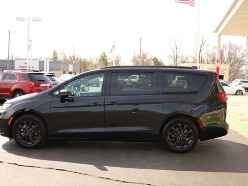 Used 2021 Chrysler Pacifica Touring w/ Uconnect Theater Family Group image 8