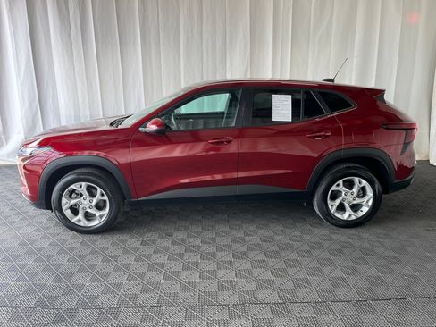 Used 2024 Chevrolet Trax LS w/ LS Convenience Package FWD image 25