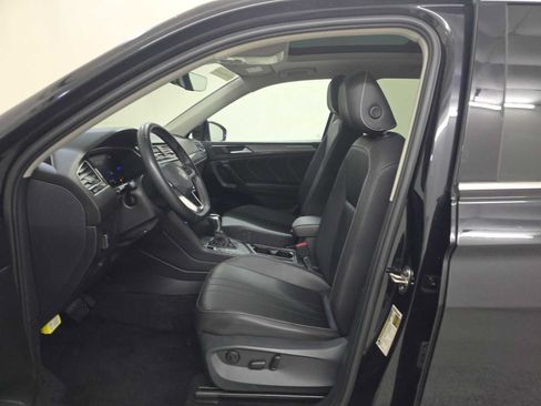 Used 2023 Volkswagen Tiguan SE w/ Panoramic Sunroof Package FWD image 7