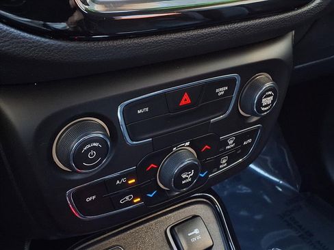 Used 2019 Jeep Compass Limited image 9