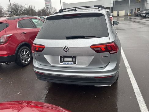 Used 2020 Volkswagen Tiguan SE w/ Panoramic Sunroof Package image 6