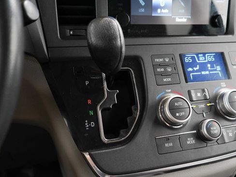 Used 2017 Toyota Sienna LE FWD image 23