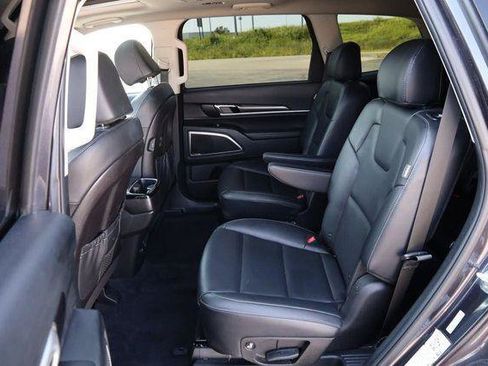 Used 2025 Kia Telluride S FWD image 11