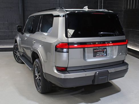 Used 2025 Lexus GX 550 w/ Accessory Package (2T) AWD/4WD image 16
