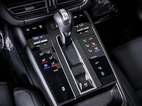 Certified 2025 Porsche Macan image 24