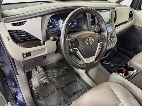 Used 2020 Toyota Sienna XLE FWD image 23