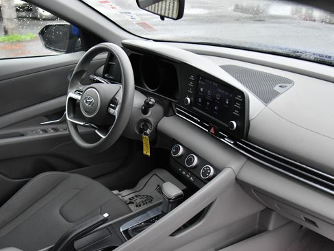 Used 2023 Hyundai Elantra SE image 35