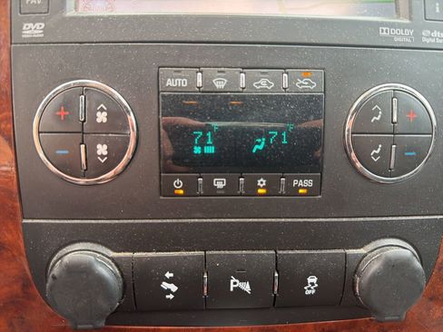 Used 2013 Chevrolet Avalanche LTZ AWD/4WD image 22