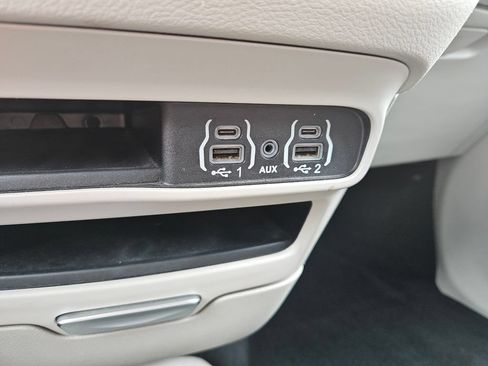 Used 2023 Chrysler Pacifica Touring-L FWD image 31