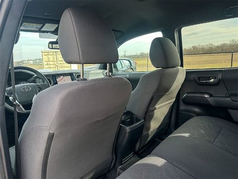 Used 2019 Toyota Tacoma TRD Off-Road image 18