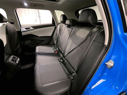 Used 2025 Volkswagen Taos SE w/ Panoramic Sunroof Package image 23