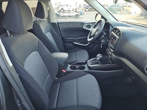 Used 2025 Kia Soul LX w/ LX Technology Package FWD image 3