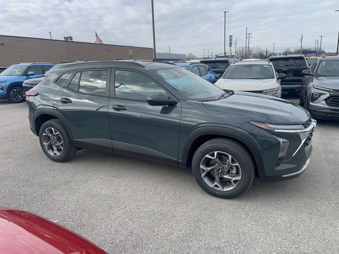 New 2026 Chevrolet Trax LT w/ Sunroof Package image 4