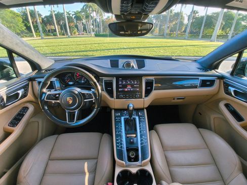 Used 2018 Porsche Macan Turbo image 17