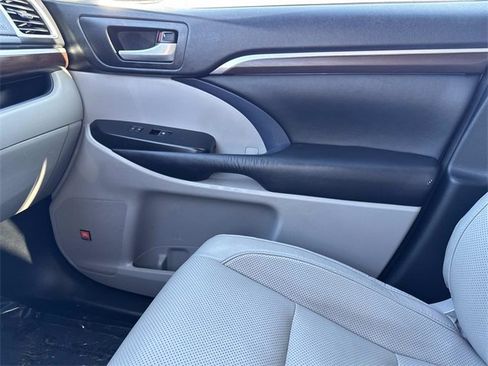 Used 2015 Toyota Highlander Limited image 23