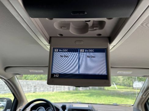 Used 2011 Volkswagen Routan SE FWD image 29