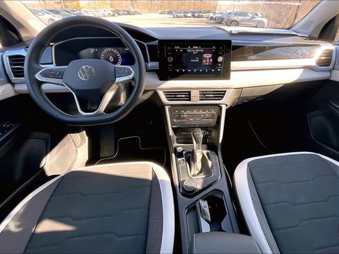 New 2026 Volkswagen Taos SE image 12