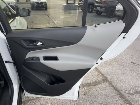 Used 2022 Chevrolet Equinox LS w/ LS Convenience Package image 13