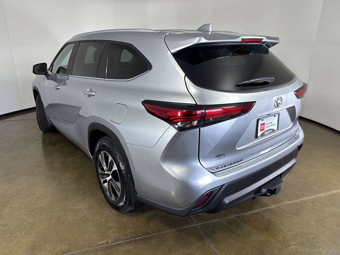 Used 2023 Toyota Highlander XLE AWD/4WD image 13